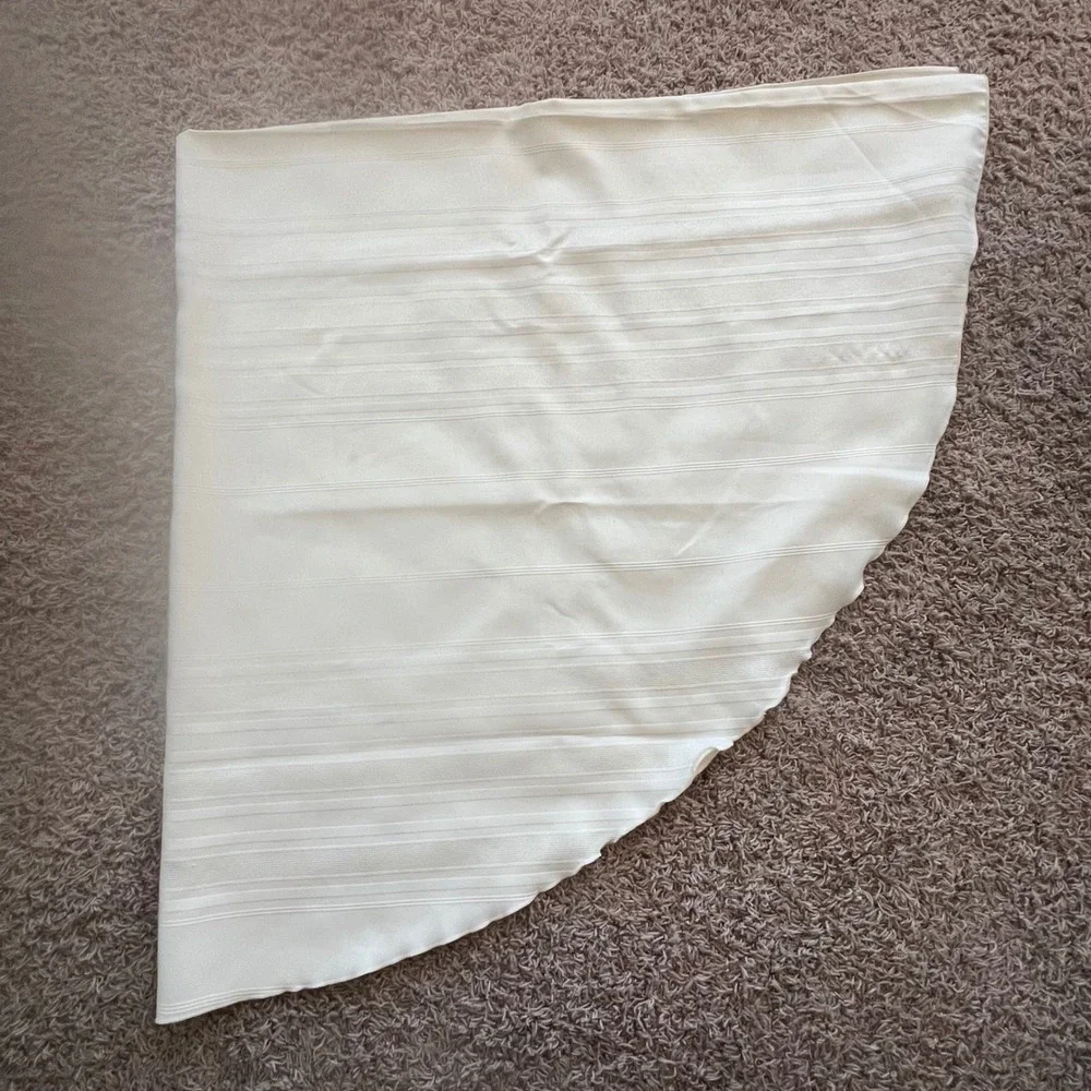 Vintage Round White Striped‎ Tablecloth 70 Inch Circular Textured Damask Pattern